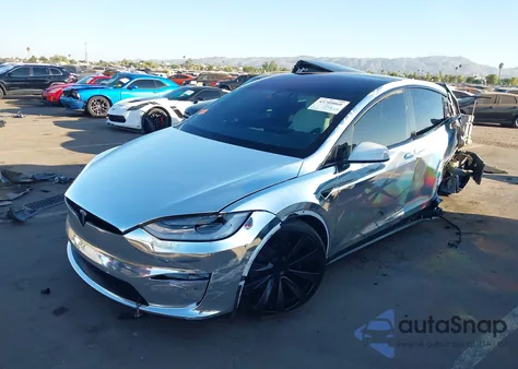 2022 Tesla Model X Plaid Tri Motor All-Wheel Drive z USA, uszkodzony, nr VIN 7SAXCBE68NF331760